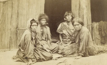 Gruppe von Maori-Frauen vor einem Whare, ca. 1865